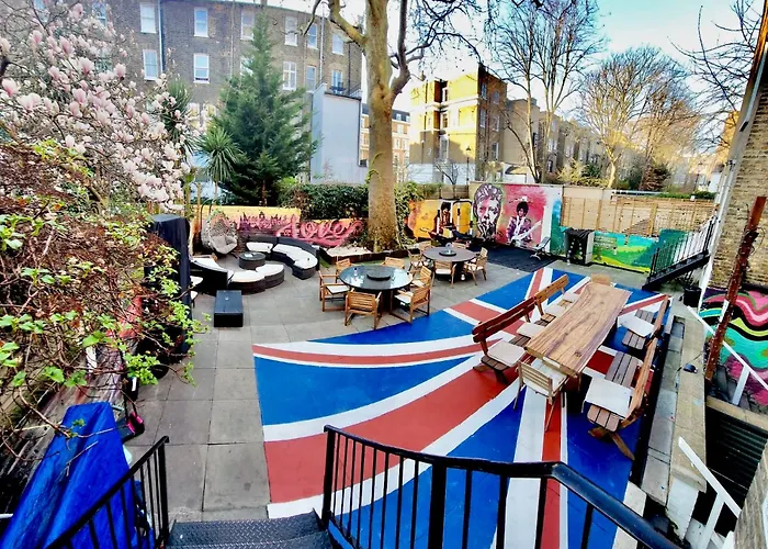Saint James Backpackers London